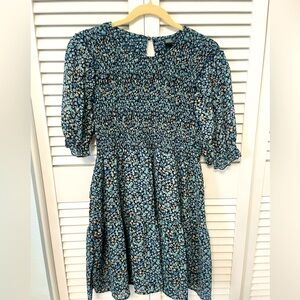Blue floral dress stretch in the front super cute